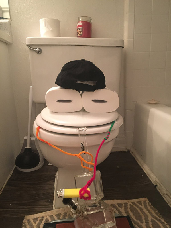 Biến bồn cầu thành khuôn mặt biểu cảm hài hước: Trào lưu mới giải trí trong mùa dịch! ảnh 10