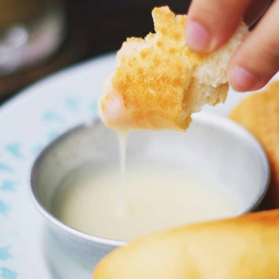 Món bánh mì chấm sữa đặc “thần thánh” của người Việt bỗng làm “dậy sóng” dân mạng quốc tế ảnh 3