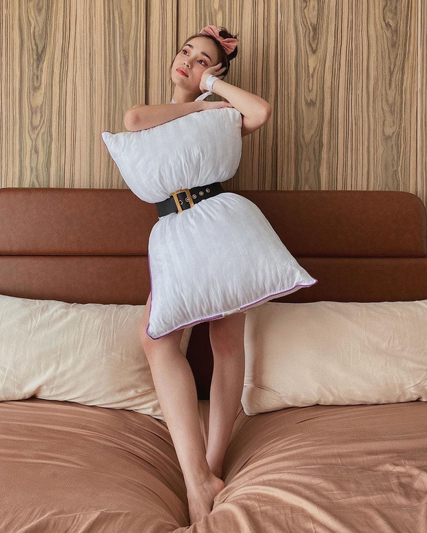 Trào lưu siêu hot “thổi bay buồn chán” mùa dịch bệnh: Dùng gối ngủ... làm váy! ảnh 8