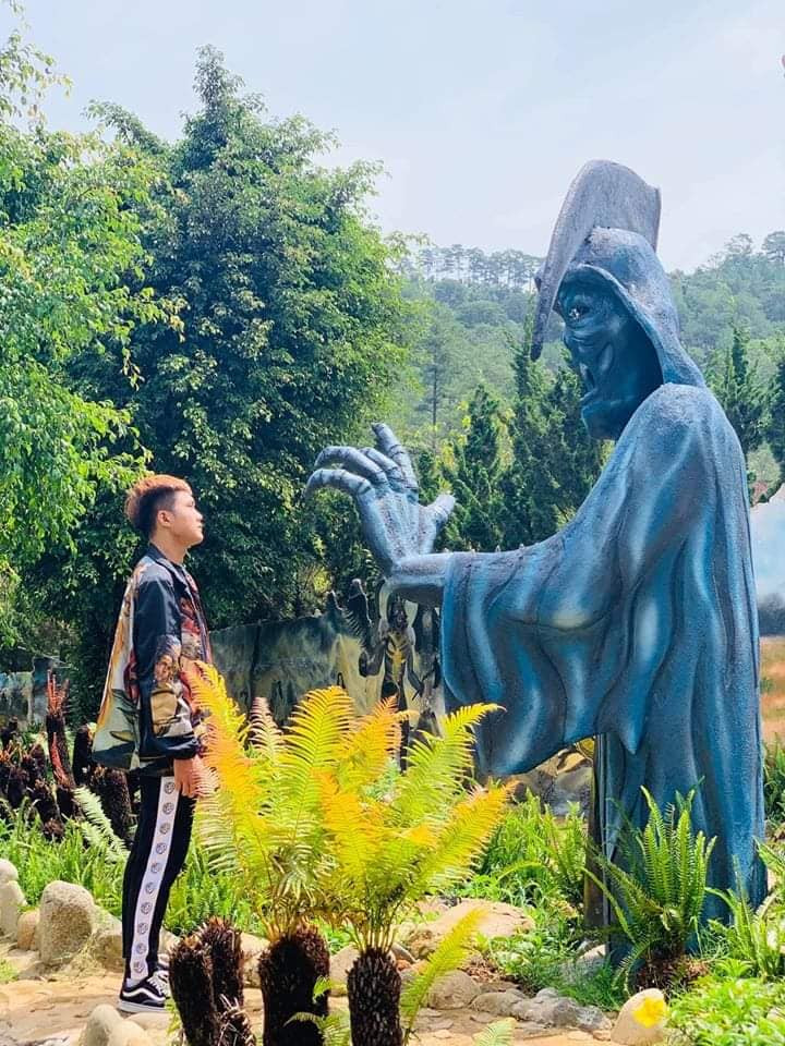 Một góc của khu du lịch theo phong cách ma mị, đáng sợ. (Ảnh: Minh Hoa) Khách du lịch ngán ngẩm trước những bức tượng kỳ quái của khu du lịch mới mở ở Đà Lạt ảnh 4