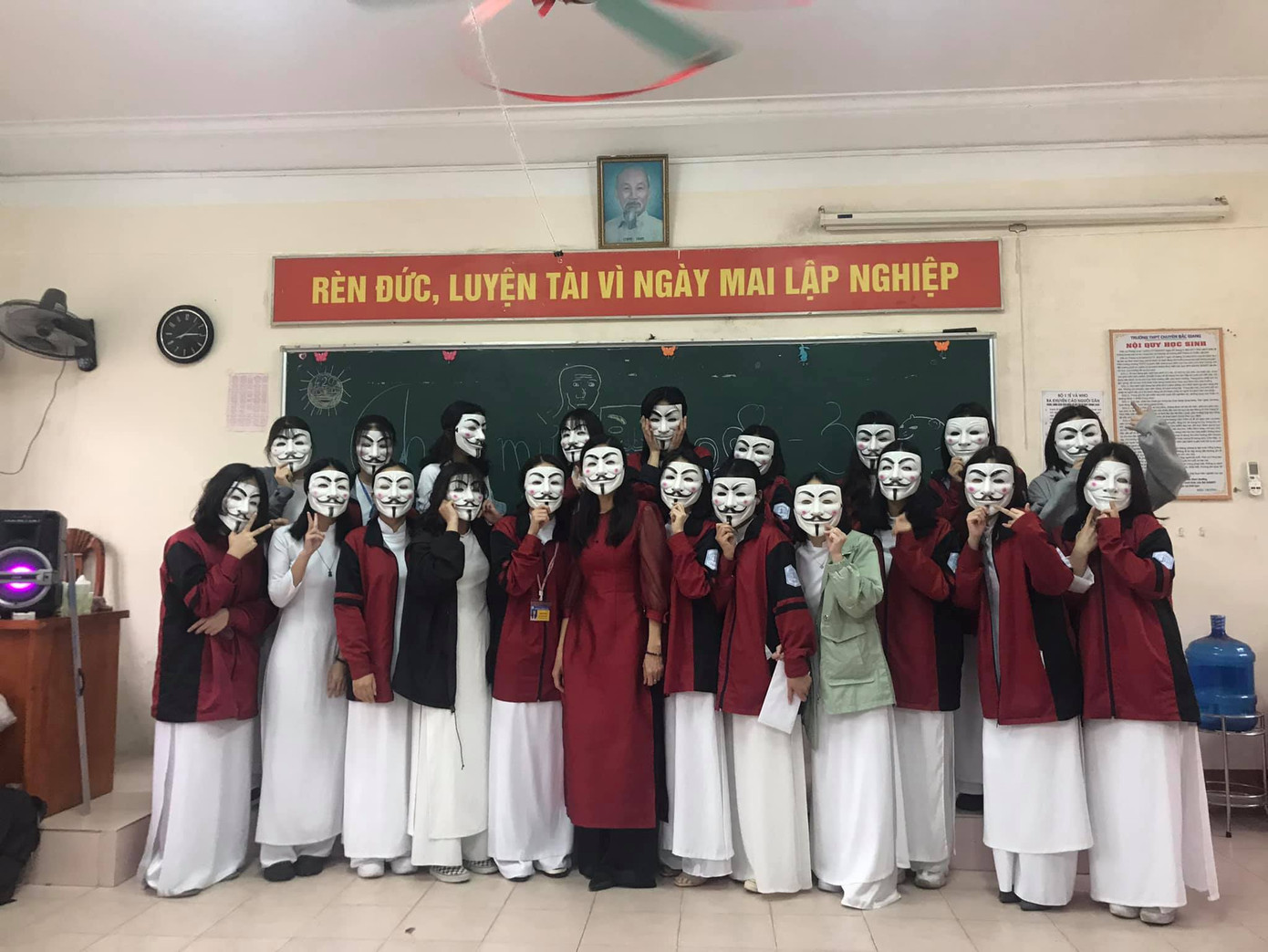 "Mặt nạ hacker" là món quà mà các nam sinh lớp 11 Pháp trường THPT Chuyên Bắc Giang dành tặng cho các bạn nữ và cô giáo. (Ảnh: Truong Ng Huyen) Những món quà của “hội nam sinh lớp người ta“: Từ chất phát ngất tới siêu lầy lội! ảnh 5
