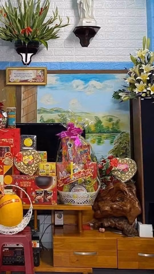Chuyện hôm qua giờ mới kể: Thanh niên bị bạn gái chia tay vì lấy socola trên bàn thờ đem tặng ảnh 1