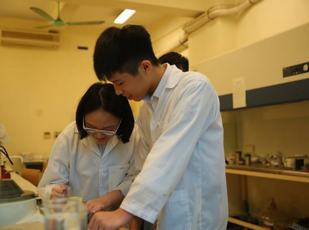 Học sinh lớp 8 tìm giải pháp cải thiện ô nhiễm nguồn nước bằng ứng dụng hạt Nano TIO2 ảnh 5