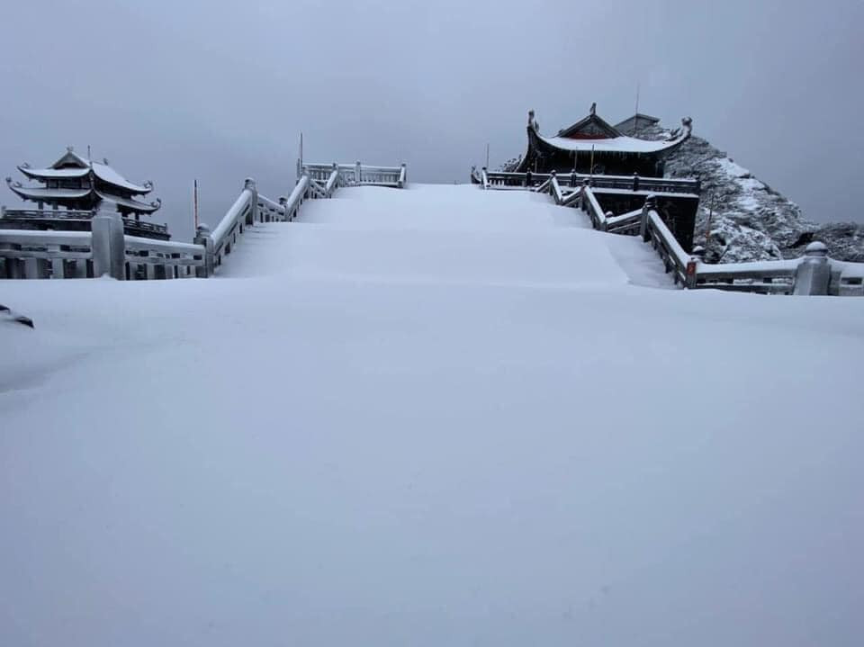 Tuyết rơi phủ dày trên đỉnh Fansipan (Lào Cai), khung cảnh đẹp tựa như phim cổ trang ảnh 9