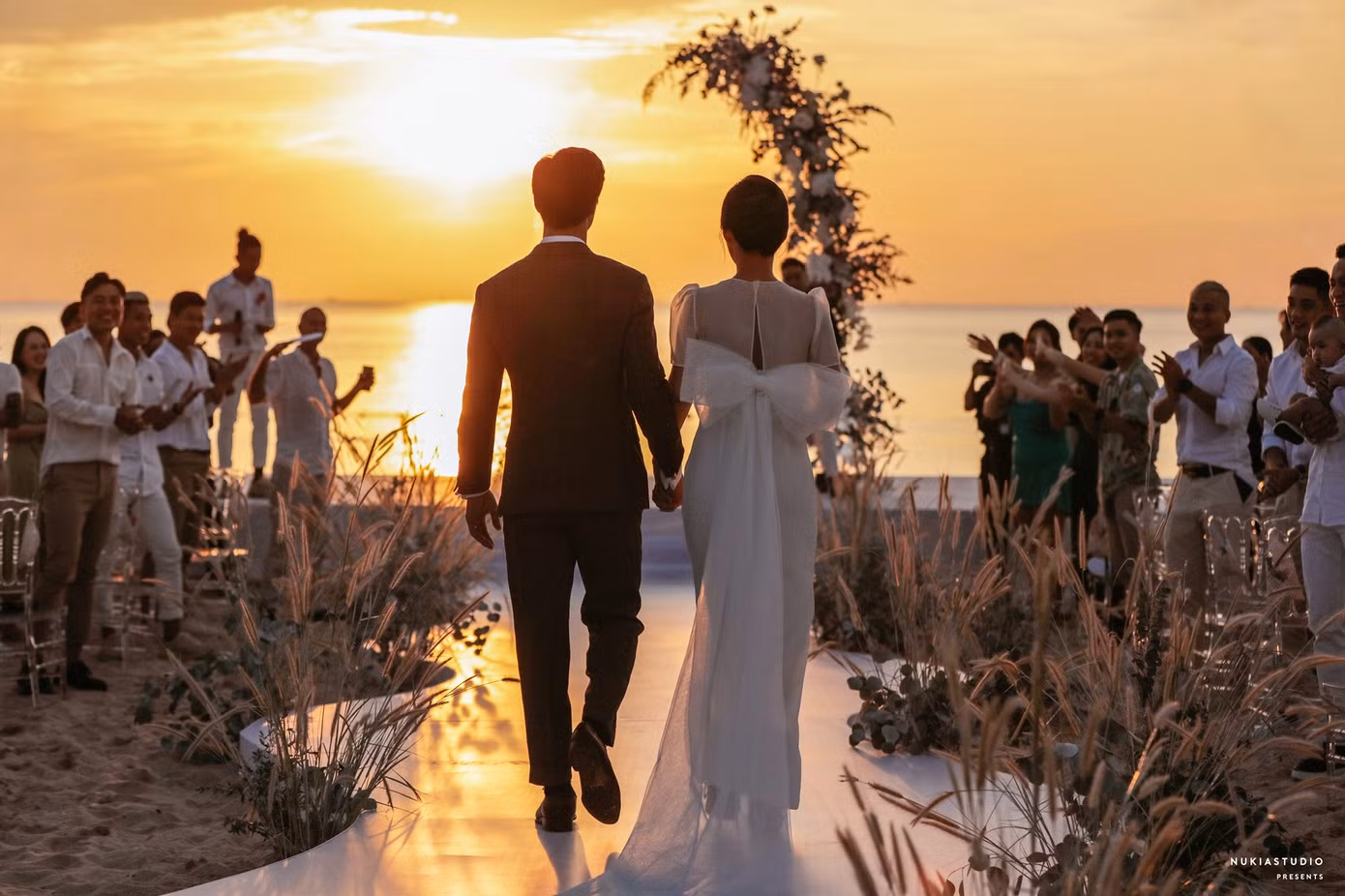 Công Phượng tung loạt ảnh cưới “tình bể bình” chưa từng công bố để chúc mừng năm mới ảnh 4