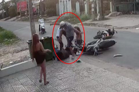 Phẫn nộ người đàn ông dùng vũ khí đánh liên tiếp vào đầu nữ sinh sau va chạm giao thông ảnh 1