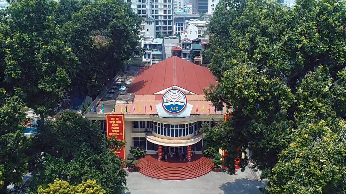 Thầy cô trường Báo bày tỏ nỗi nhớ sinh viên qua MV ca nhạc cực xịn “AJC thời Cô Vy” ảnh 3