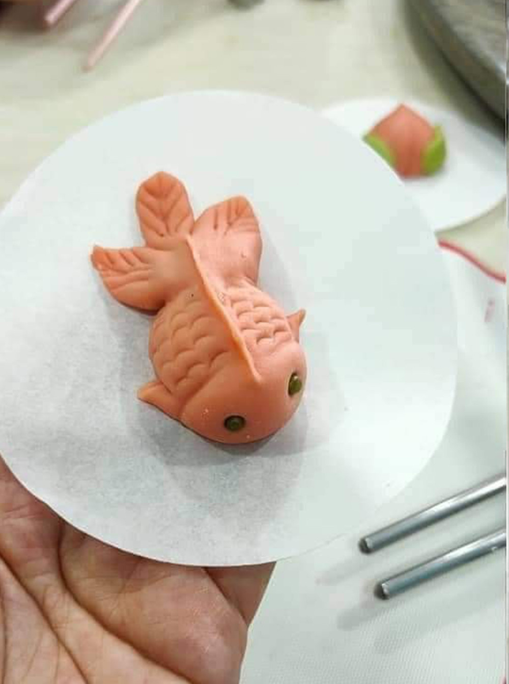 Thanh niên trổ tài làm bánh đãi khách dịp Tết, nhưng khi nhìn thành quả thì ai cũng “hết hồn“ ảnh 1