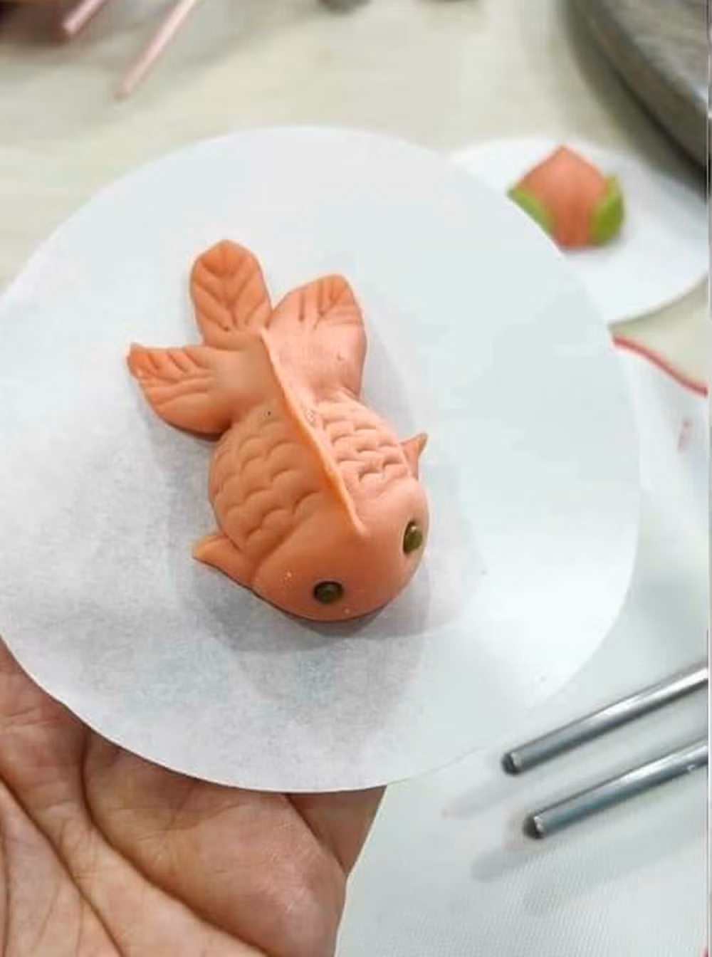 Thanh niên trổ tài làm bánh đãi khách dịp Tết, nhưng khi nhìn thành quả thì ai cũng “hết hồn“ ảnh 1