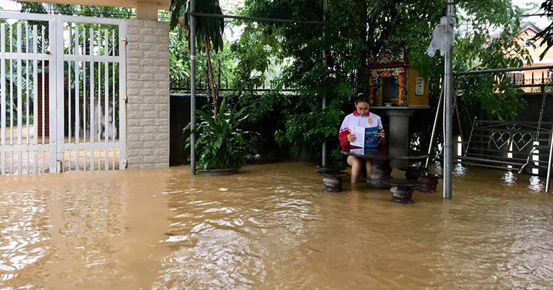 Teen miền Trung: Ngồi ôn bài mà nước ngập tới đầu gối chưa biết khi nào mới trở lại trường ảnh 4