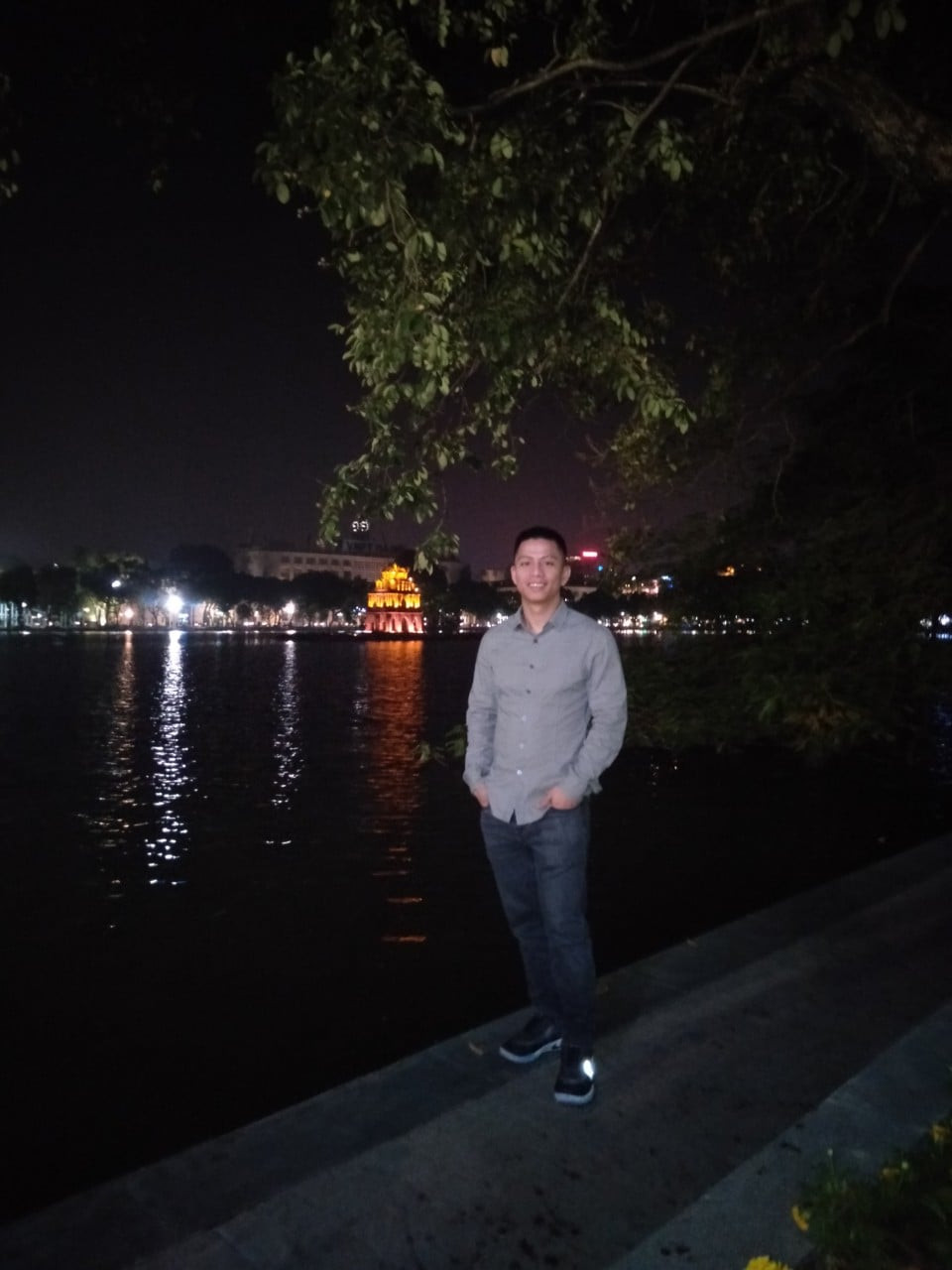 Bị lập quá nhiều tài khoản giả mạo, Hiếu PC chụp ảnh rồi đóng link Facebook khắp mặt ảnh 2