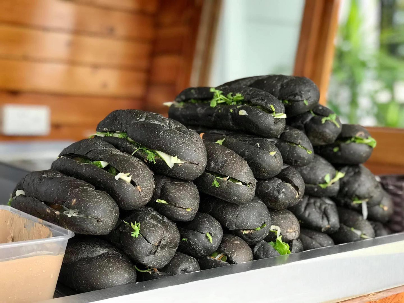 Giới trẻ thích thú “check-in” món bánh mì đen như than gây tò mò ở Quảng Ninh ảnh 1