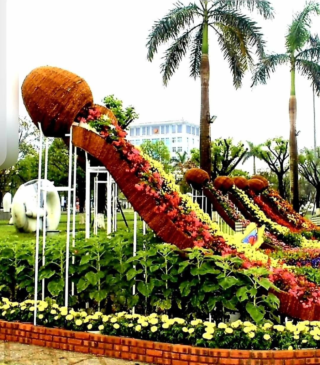 Biểu tượng hoa ngày Tết tại Quảng Nam bị dân mạng chê là “nhạy cảm” đã được chỉnh sửa ảnh 1