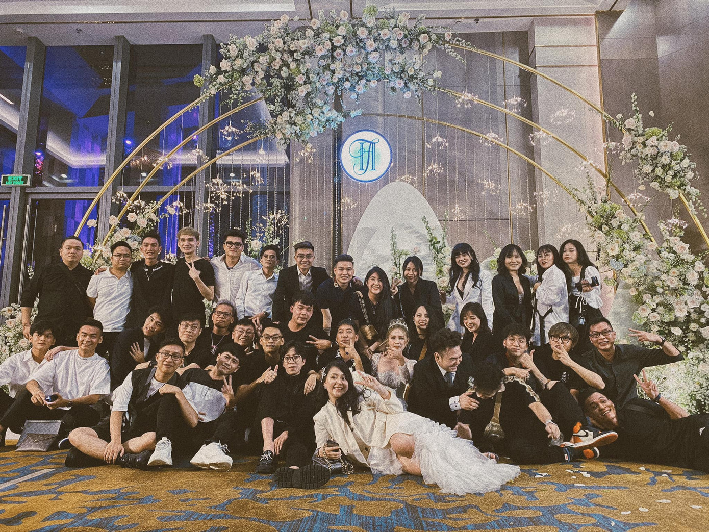 Loạt khách mời "khủng" tới dự đám cưới của "streamer giàu nhất Việt Nam". Vợ của "streamer giàu nhất Việt Nam" Xemesis đáp trả cực gắt khi bị dân mạng mỉa mai ảnh 2