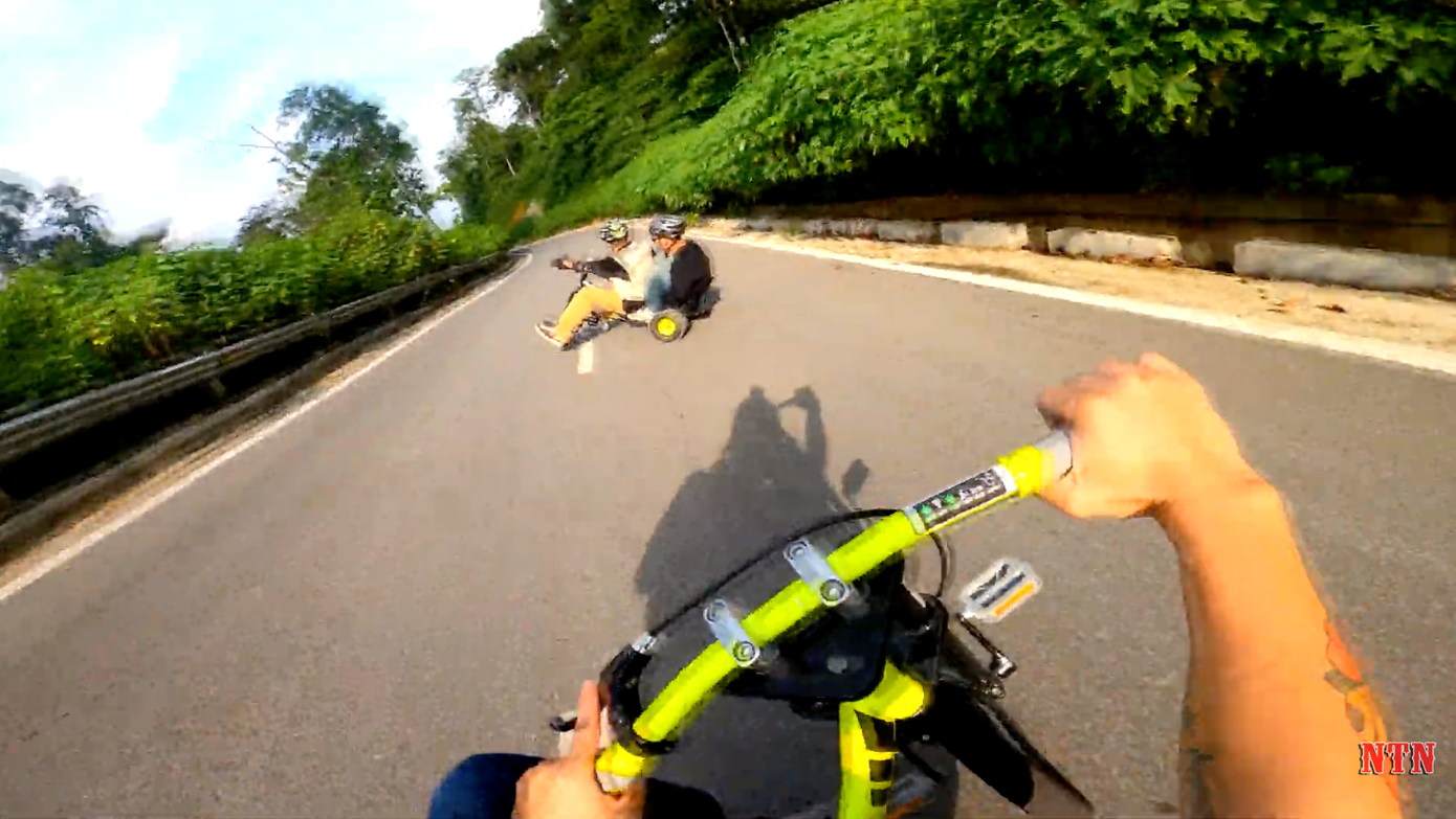 YouTuber NTN thả dốc mạo hiểm bằng xe cút kít từ đỉnh núi có nhiều khúc cua “tử thần“ ảnh 4