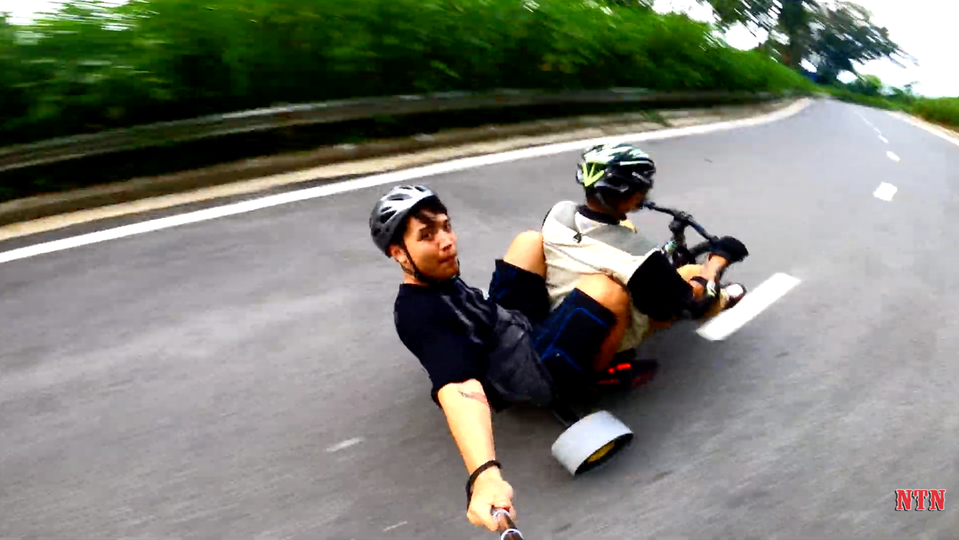 YouTuber NTN thả dốc mạo hiểm bằng xe cút kít từ đỉnh núi có nhiều khúc cua “tử thần“ ảnh 3