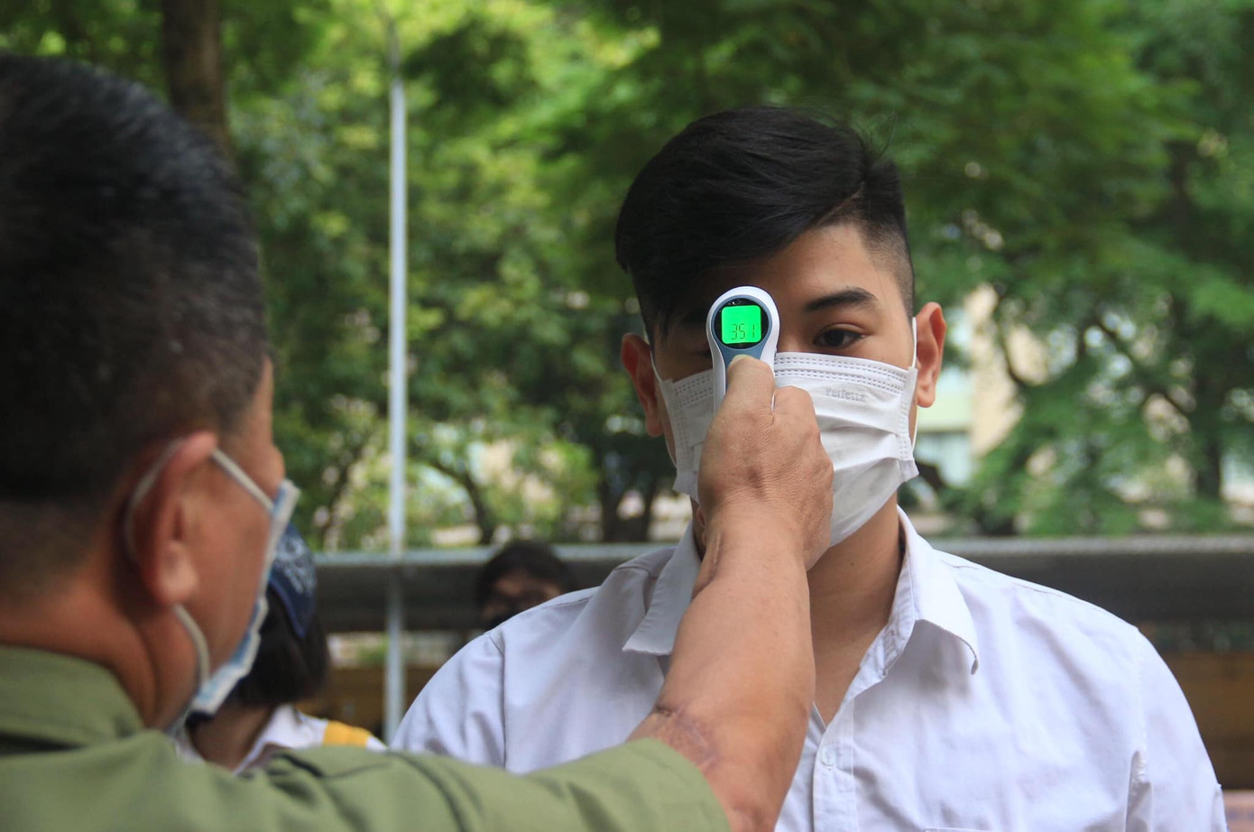 Ngày đầu trở lại trường: Teen háo hức “check-in”, tuân thủ nghiêm các biện pháp an toàn ảnh 1