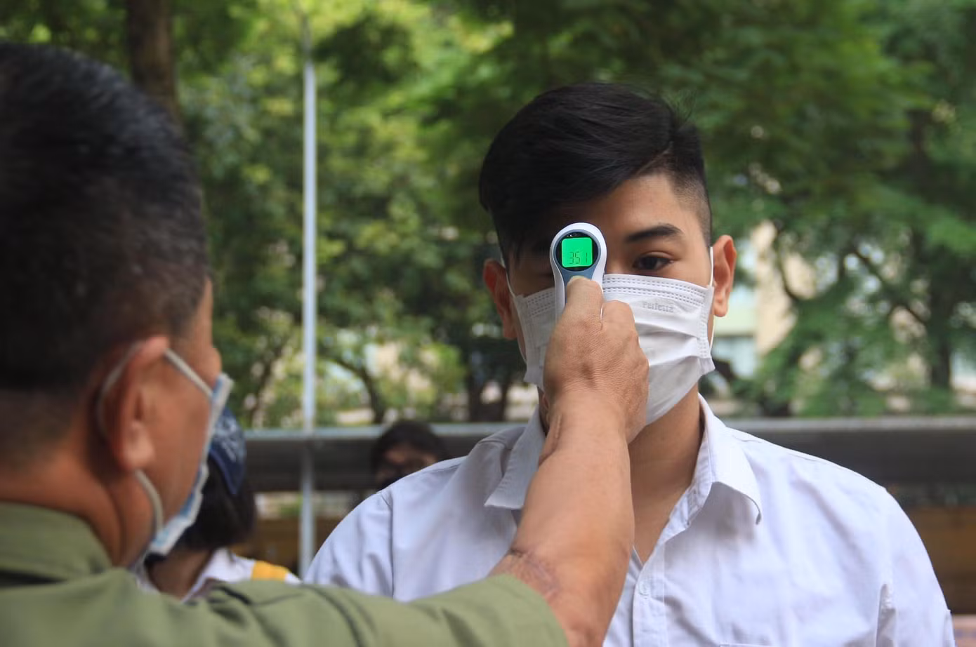 Ngày đầu trở lại trường: Teen háo hức “check-in”, tuân thủ nghiêm các biện pháp an toàn ảnh 1