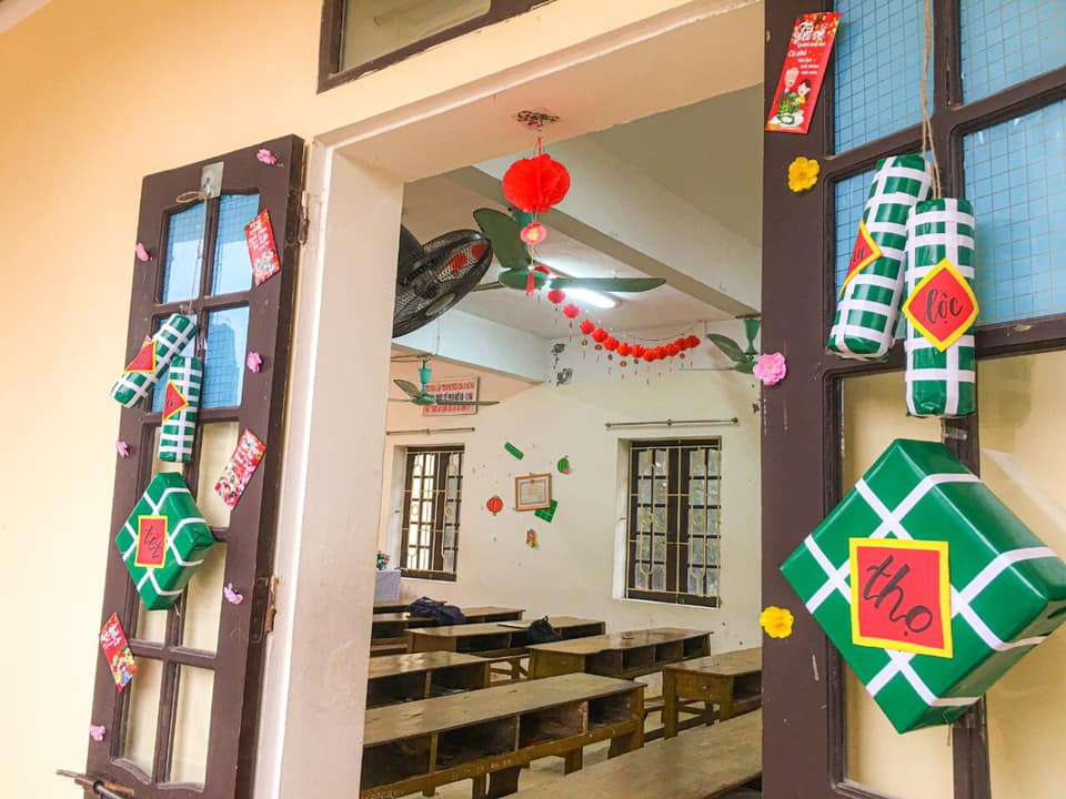 Teen Ninh Bình trang hoàng lớp học đón Tết: Lì xì, câu đối đỏ, bánh chưng xanh đều có đủ! ảnh 2