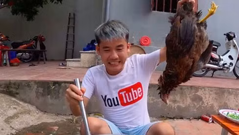 Sau khi bị phạt vì nấu cháo gà nguyên lông, Hưng Vlog lại gây tranh cãi với món gà mới ảnh 7