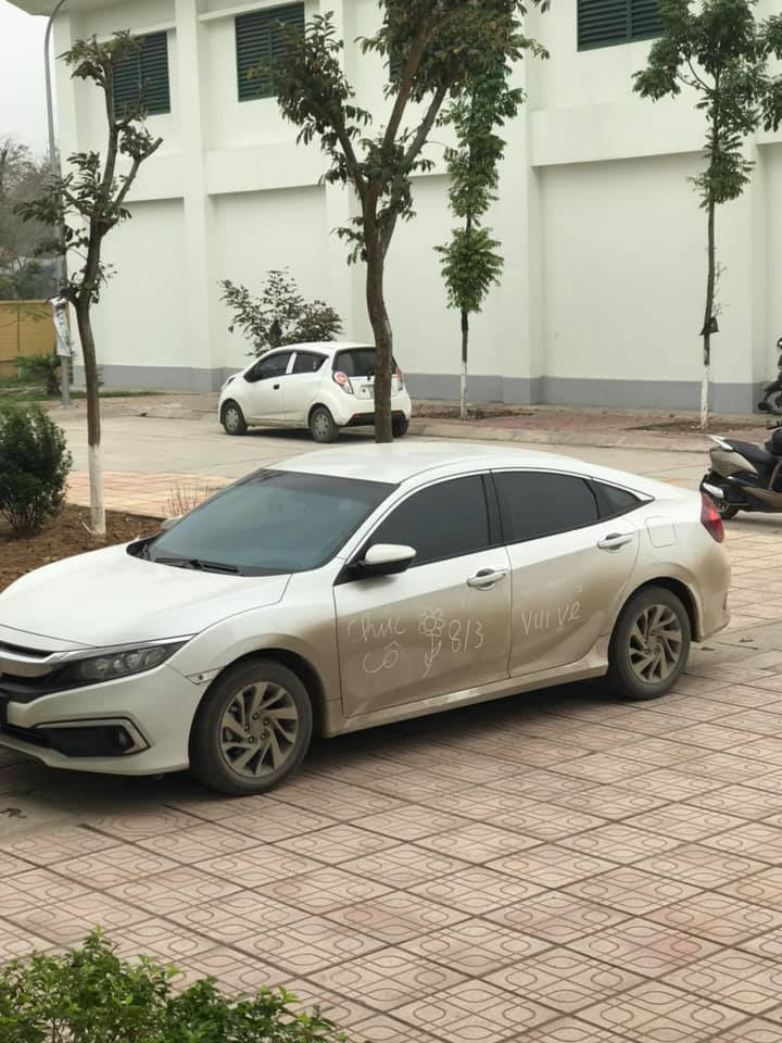 Thôi thì tấm lòng là chính, mong cô giáo luôn vui... (Ảnh: Hoàng Oliver) Những món quà của “hội nam sinh lớp người ta“: Từ chất phát ngất tới siêu lầy lội! ảnh 8