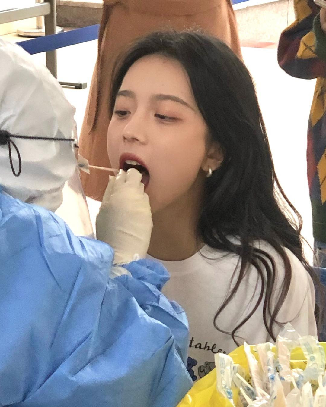 Gái xinh đi xét nghiệm COVID-19 khiến MXH “chao đảo” vì nhan sắc như chị em Jisoo (BLACKPINK) ảnh 5