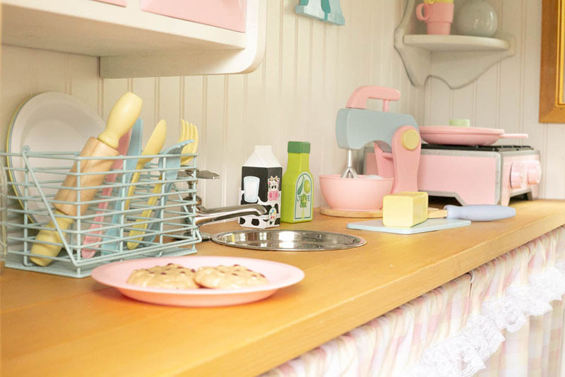 Xúc động ông bố trẻ tự tay xây ngôi nhà cổ tích với đầy đủ tiện nghi tặng con gái ảnh 13