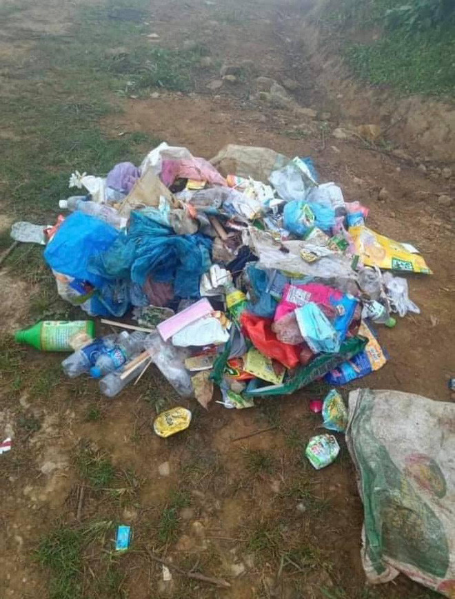 Sa Pa: Đồi chè Ô Long phải đóng cửa do nhiều du khách vô ý thức thi nhau xả rác, ngắt hoa ảnh 3