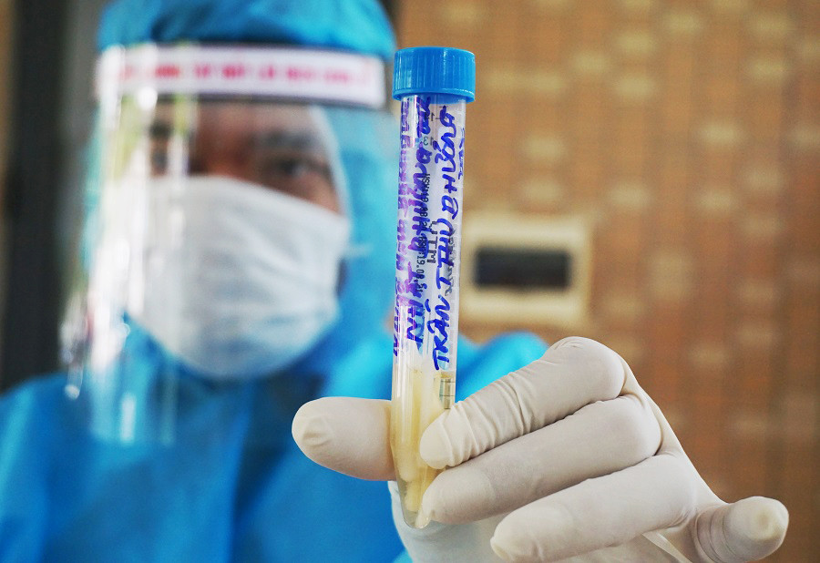 Bản tin COVID-19: Thêm 2 bệnh nhân lây nhiễm cộng đồng, hàng ngàn học sinh phải nghỉ học ảnh 1