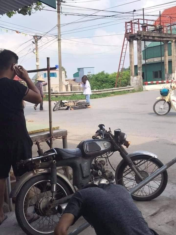 Cộng đồng mạng chú ý tới hành động khó hiểu của hai nữ sinh sau khi bị ngã xe ảnh 1