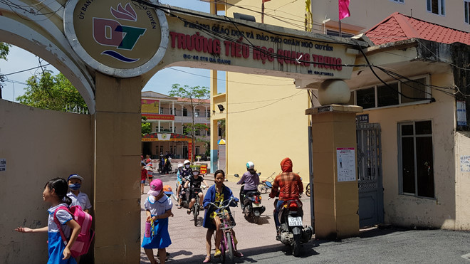 Dân mạng đặt dấu hỏi về những chi tiết trong clip tố bà mẹ dàn dựng, nhà trường lên tiếng ảnh 4