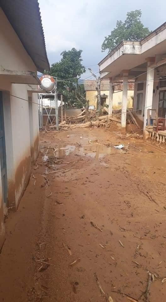 Trường học ở Quảng Trị ngập trong bùn đất dày 1m, học sinh không thể đến trường gần 3 tuần ảnh 7