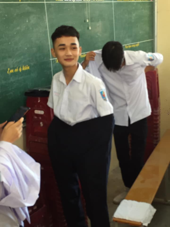 “Nỗi khổ” của teen mỗi mùa khai giảng: Nhận đồng phục trường với số đo... trên trời! ảnh 2