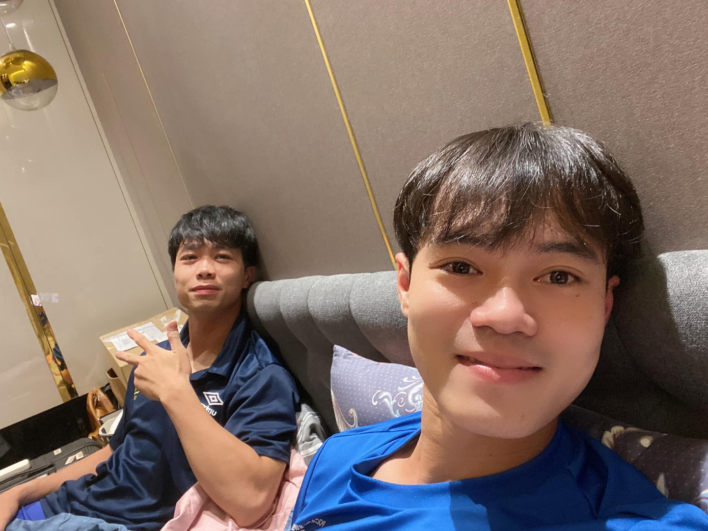 Văn Toàn được Công Phượng tặng iPhone 12, tiện thể “gạ gẫm” Viên Minh tặng nốt MacBook ảnh 4