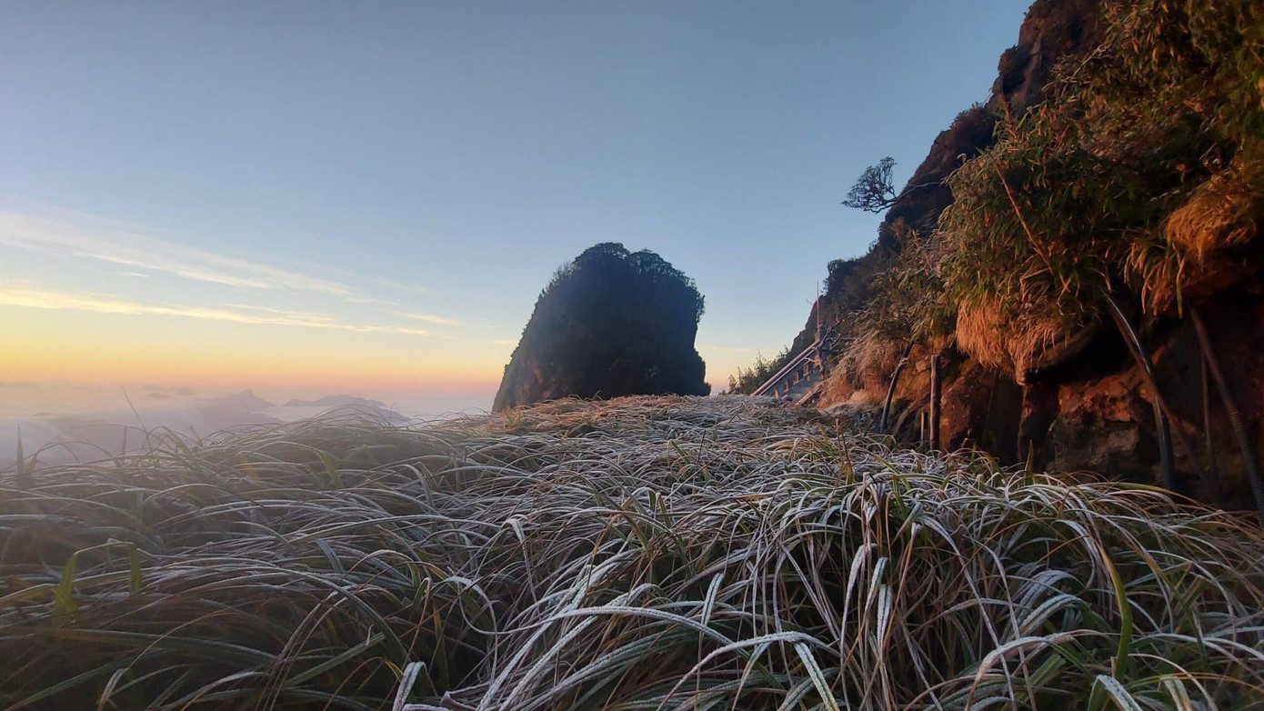Nhiệt độ trên đỉnh Fansipan xuống mức -3 độ C, dân tình rủ nhau đi ngắm băng tuyết ảnh 2