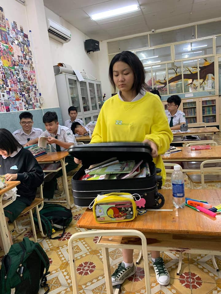 Teen mang vali kéo toàn sách vở tới lớp, biểu cảm của cô giáo khiến netizen thích thú ảnh 2