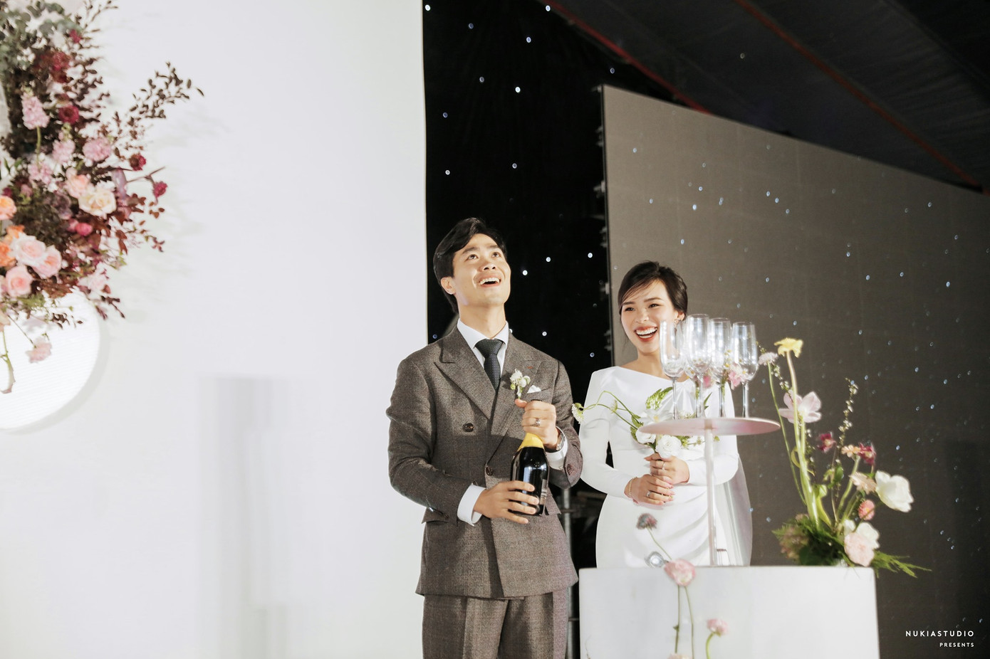 Công Phượng tung loạt ảnh cưới “tình bể bình” chưa từng công bố để chúc mừng năm mới ảnh 12