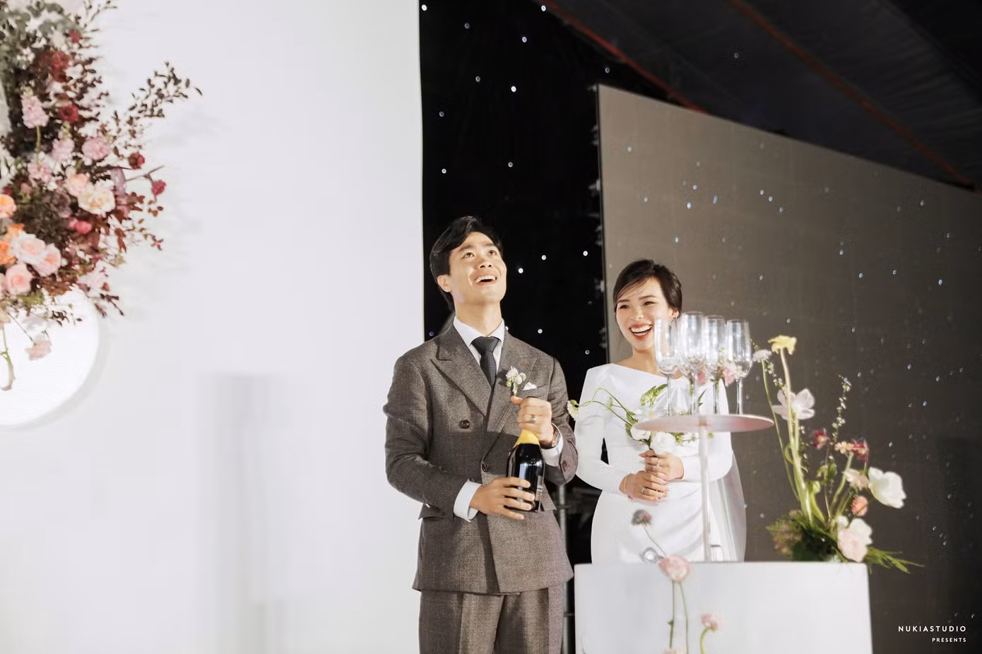 Công Phượng tung loạt ảnh cưới “tình bể bình” chưa từng công bố để chúc mừng năm mới ảnh 12