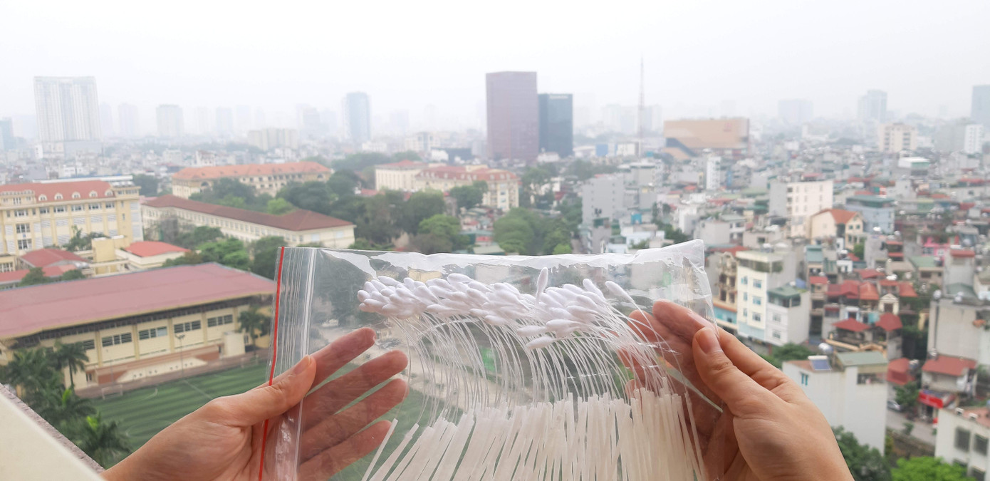 Nghỉ học ở nhà, sinh viên Y tình nguyện làm hàng nghìn dụng cụ y tế ủng hộ chống dịch ảnh 7