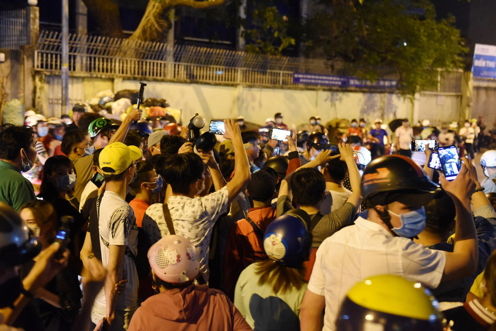 Phản cảm việc nhiều YouTuber chen lấn, xô đẩy để livestream hình ảnh cố nghệ sĩ Chí Tài ảnh 5