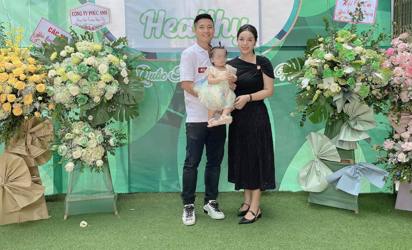 Vợ sắp cưới của Bùi Tiến Dũng khiến cư dân mạng tranh cãi khi đăng ảnh gia đình ảnh 3