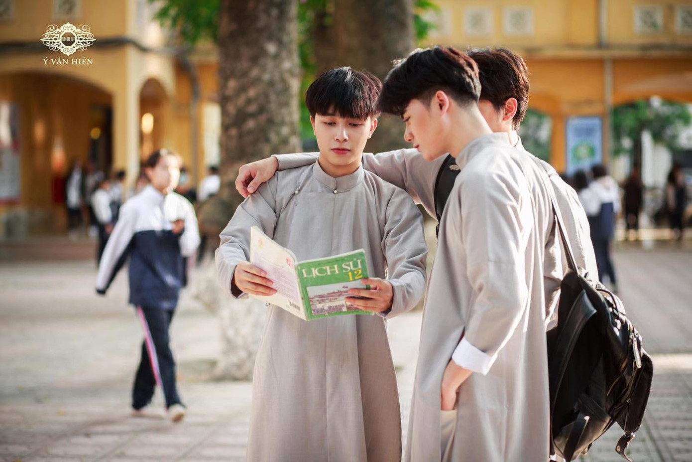 Ai bảo con trai mặc áo dài là không đẹp thì xem ngay bộ ảnh này, chắc chắn sẽ nghĩ khác! ảnh 2