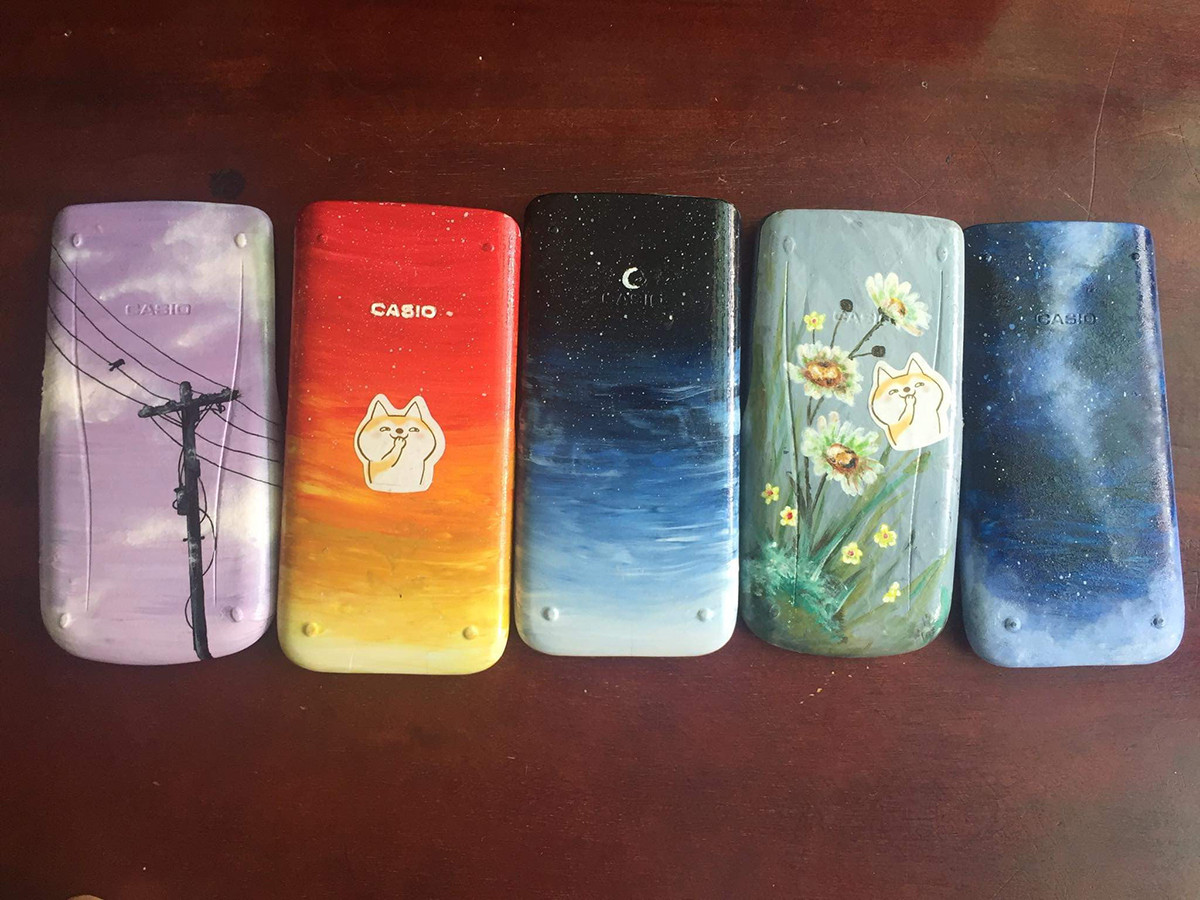 Sợ mất máy tính cầm tay, hội teen đã sáng tạo ra một “trend” độc đáo thế này đây! ảnh 1