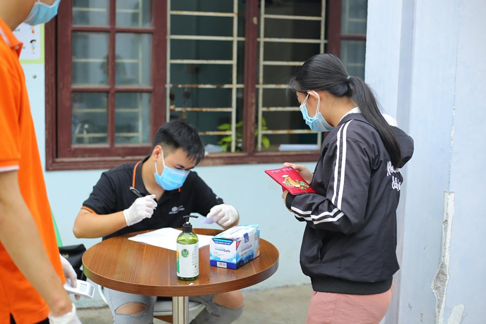 Một trường Cao đẳng tại Đà Nẵng tặng hàng trăm suất quà cứu trợ tới tận tay sinh viên ảnh 2