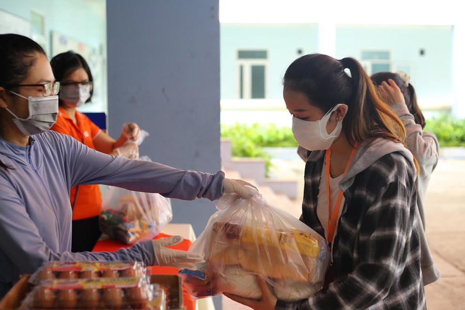 Một trường Cao đẳng tại Đà Nẵng tặng hàng trăm suất quà cứu trợ tới tận tay sinh viên ảnh 1
