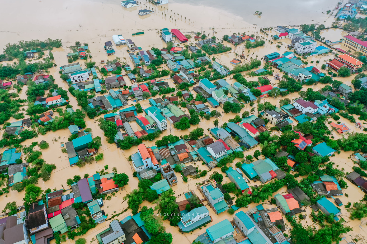 Chùm ảnh Quảng Trị ngập trong “biển” lũ chụp từ flycam: Thương lắm, miền Trung ơi! ảnh 12