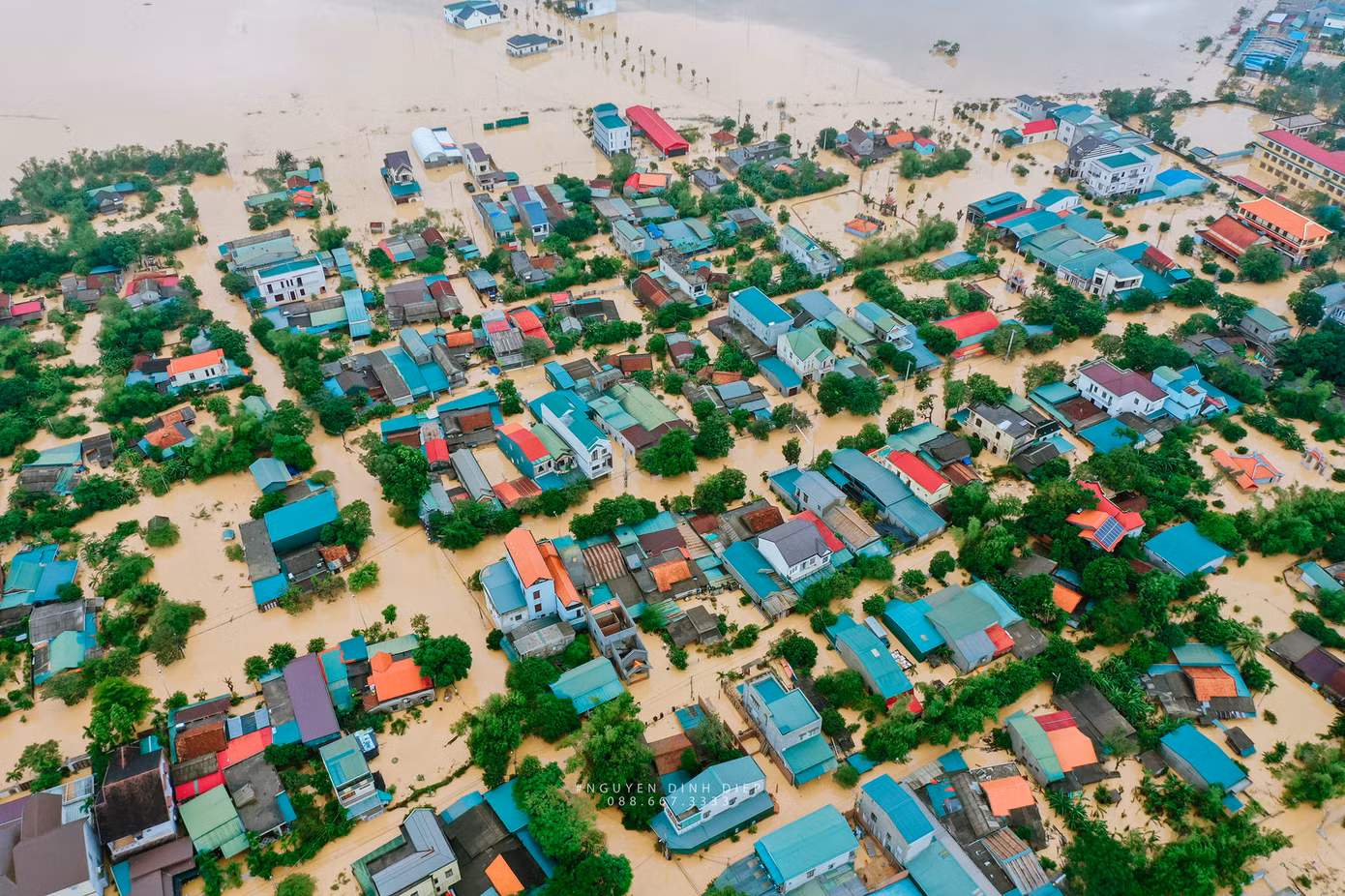 Chùm ảnh Quảng Trị ngập trong “biển” lũ chụp từ flycam: Thương lắm, miền Trung ơi! ảnh 12