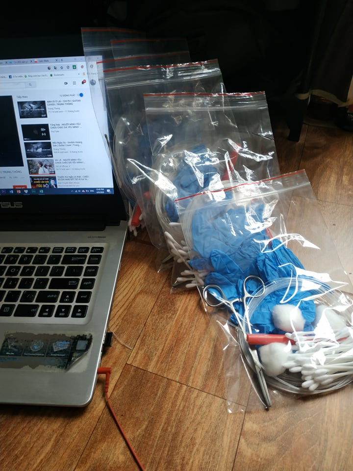 Nghỉ học ở nhà, sinh viên Y tình nguyện làm hàng nghìn dụng cụ y tế ủng hộ chống dịch ảnh 2