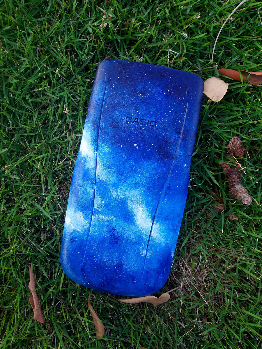 Sợ mất máy tính cầm tay, hội teen đã sáng tạo ra một “trend” độc đáo thế này đây! ảnh 2