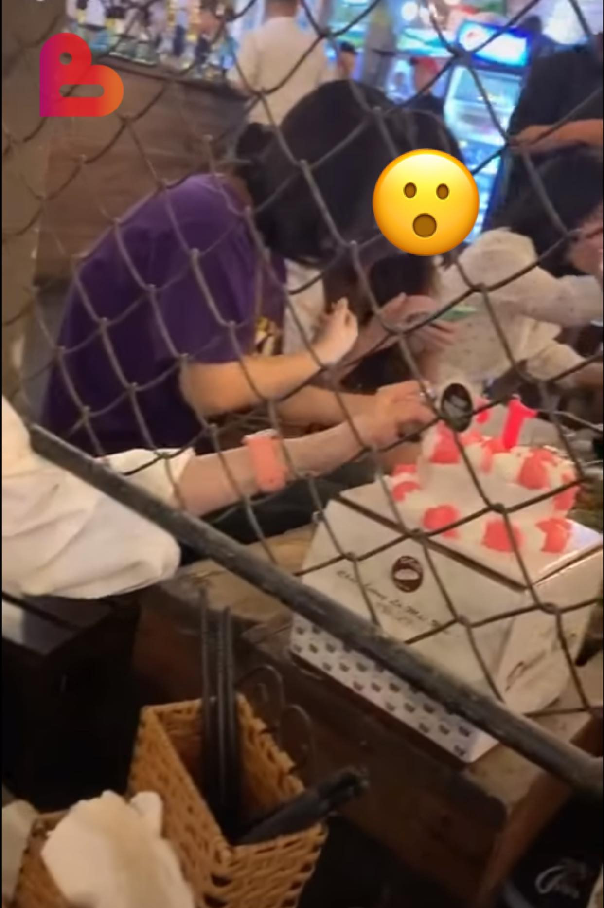 Dân mạng ngán ngẩm về sự “vô tư” của cô gái trẻ đưa tay sang bàn bên cạnh “nếm bánh kem“ ảnh 2